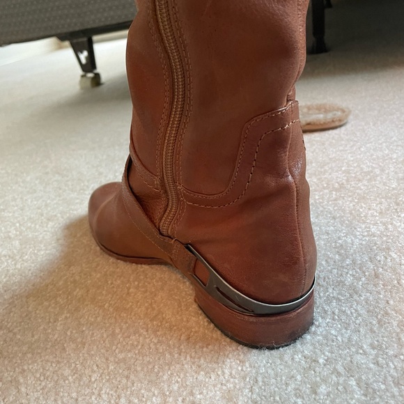 Ugg boots, brown leather, size 9.5 in a very good condition. - Picture 4 of 6